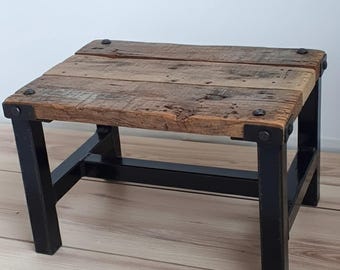 An industrial design table that combines the rawness of metal with the warmth of natural materials.