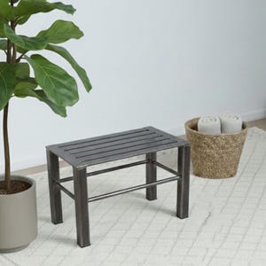 Industriell metallbänk, minimalistisk stålpall i hallen, moderna sittplatser i loftstil, handgjorda hallmöbler, sänggavelbänk i rått stål