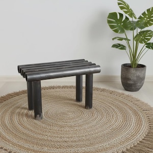 Banc/table d'appoint minimaliste en acier brut, de style industriel, fait main - Finition laquée mate