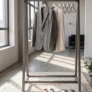 Könnte beinhalten: Ein Set aus drei Keramikbechern mit gesprenkelter, matter Oberfläche. Die Becher sind in Creme-, Hellgrau- und Dunkelgrautönen gehalten. Jeder Becher hat ein schlichtes, minimalistisches Design, perfekt für Kaffee oder Tee.