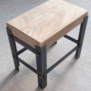 Small Bench Metal and Wood, Kleiner Stuhl, Kleine Bank Metall, Kleine Bank, Metallhocker, Ein kleiner Tisch, Stuhl zum Sitzen, Un petit banc