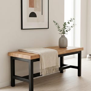 Könnte beinhalten: Ein Set aus drei Keramikbechern mit gesprenkelter, matter Oberfläche. Die Becher sind in Creme-, Hellgrau- und Dunkelgrautönen gehalten. Jeder Becher hat ein schlichtes, minimalistisches Design und einen abgerundeten Griff.