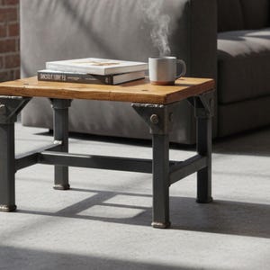 Può includere: Un tavolino laterale in stile industriale con un piano rettangolare in legno e gambe in metallo scuro. Una tazza fumante e due libri sono sul tavolo. Il tavolo misura circa 61 cm di lunghezza, 46 cm di larghezza e 46 cm di altezza.