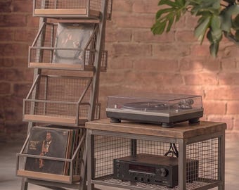 Suporte Industrial para Discos de Vinil – Expositor de 4 Níveis em Madeira Maciça de Faia e Aço – Suporte Grande para LPs – Feito à Mão pela Handmetal Design