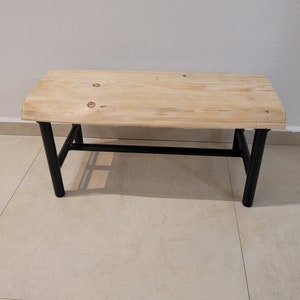 Kleine Bank aus Metall und Holz, Metallhocker, Ein kleiner Stuhl, Eine kleine Bank, Eine kleine Bank aus Metall und Holz,