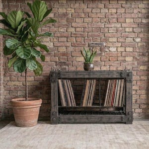 Industriële vinylplatenopslag - Brutaal stalen LP-rek - Vinylconsole van ruw metaal - Handgemaakte platenspelerstandaard-Stevige mediaplank