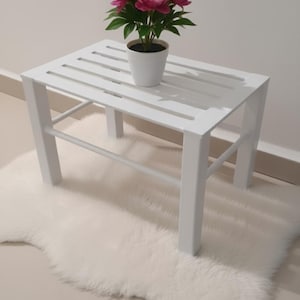 Liten vit metallbänk 36 x 23 cm, låg växthylla, minimalistiskt nattduksbord, pall för inredning, modern metallförhöjare för visning