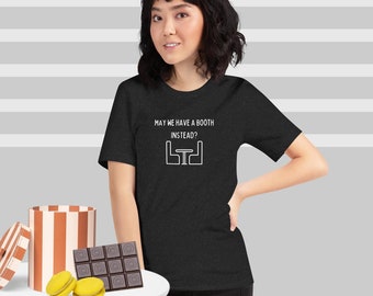 Może przedstawiać: Czarny T-shirt z napisem "May we have a booth instead?" i białą ilustracją stołu i dwóch krzeseł.