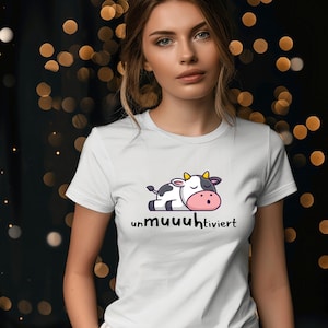 T-Shirt &quot;unmuuuhtiviert&quot; – Funny cow motif for lazy days | Women&#39;s Shirt | Cows | Cow | Picture of a cow | Unusual T-Shirts for women | Statement