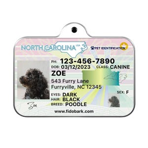 Pode incluir: Um cart&atilde;o de identifica&ccedil;&atilde;o para animais de estima&ccedil;&atilde;o preto e branco para um c&atilde;o chamado Zoe. O cart&atilde;o apresenta uma foto de Zoe, um poodle preto, e inclui seu nome, n&uacute;mero de telefone, data de nascimento, ra&ccedil;a e endere&ccedil;o. O cart&atilde;o &eacute; da Carolina do Norte.
