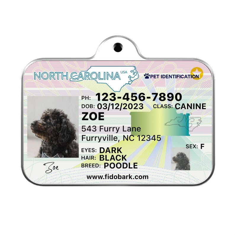 Pode incluir: Um cart&atilde;o de identifica&ccedil;&atilde;o para animais de estima&ccedil;&atilde;o preto e branco para um c&atilde;o chamado Zoe. O cart&atilde;o apresenta uma foto de Zoe, um poodle preto, e inclui seu nome, n&uacute;mero de telefone, data de nascimento, ra&ccedil;a e endere&ccedil;o. O cart&atilde;o &eacute; da Carolina do Norte.