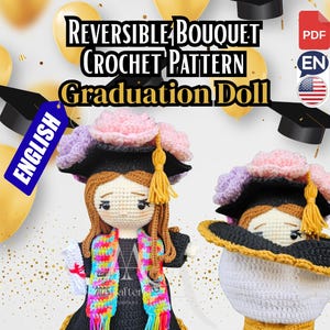 Puede incluir: Un patrón de ganchillo para una muñeca de graduación reversible. La muñeca lleva un birrete con la parte superior rosa y morada, una bufanda colorida y una toga negra. El texto de la imagen dice "REVERSIBLE BOUQUET CROCHET PATTERN Graduation Doll".