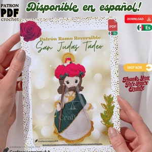 Może przedstawiać: Wzór na szydełku na rewersyjną lalkę San Judas Tadeo. Wzór jest dostępny w języku hiszpańskim i zawiera zdjęcie gotowej lalki. Tekst na obrazku brzmi "Patrón Ramo Reversible San Judas Tadeo" i "CrafterscompanyAA".