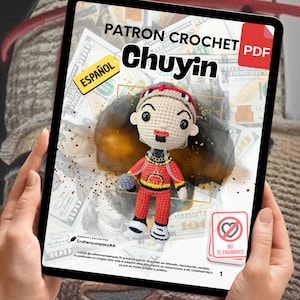 Puede incluir: Una tableta muestra un patrón de crochet llamado "Chuyin" en español, con una etiqueta PDF. El patrón presenta una muñeca de ganchillo con ropa roja y amarilla. El fondo muestra billetes de 100 dólares estadounidenses y una tarjeta "No Te Enamores".
