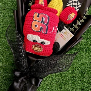 Ramo de crochet de coches Rayo McQueen, coche de Rayo McQueen, tulipanes de crochet, regalo único, Día del Padre, cumpleaños, hecho a mano.