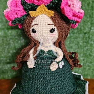 Reversible Crochet Doll Bouquet: Green Quinceañera Gift