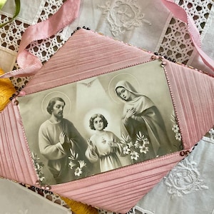 BEAUTIFUL VINTAGE SACRAMENTAL Linen Rare Protection reliquary scapular Sepia Holy Family Card Hidden Agnes Dei Prayer~Lamb Of God Easter