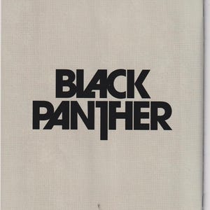 Może przedstawiać: Okładka komiksu Black Panther z tytułem w pogrubionych czarnych literach na jasnobeżowym tle. Logo Marvel i numer 3 znajdują się w lewym g&oacute;rnym rogu. Jest to wydanie wariantowe.
