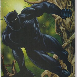 Może przedstawiać: Ilustracja komiksowa Black Panther w dynamicznej pozie, na tle zielonych liści i gałęzi drzew. Postać jest przedstawiona w czarnym kostiumie, z logo Marvel i napisem "Black Panther".