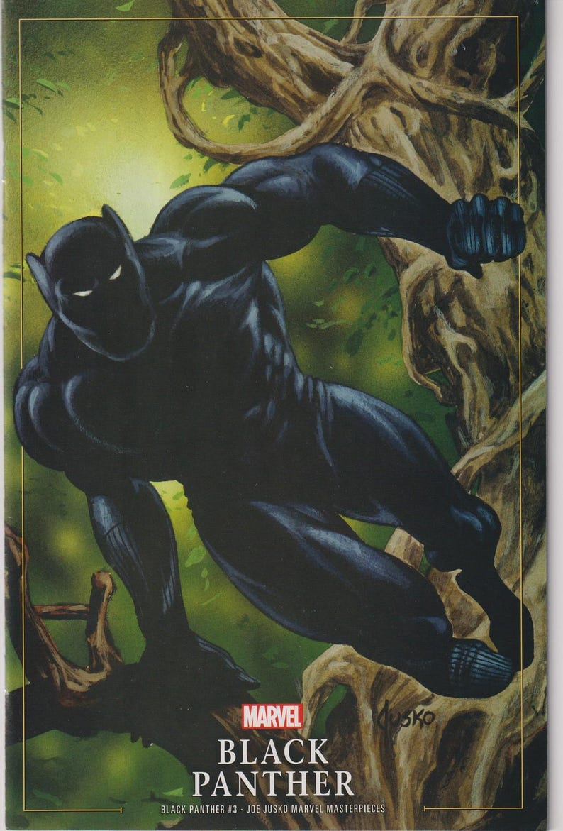 Może przedstawiać: Ilustracja komiksowa Black Panther w dynamicznej pozie, na tle zielonych liści i gałęzi drzew. Postać jest przedstawiona w czarnym kostiumie, z logo Marvel i napisem "Black Panther".