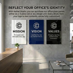 Puede incluir: Tres paneles de vidrio con las palabras "MISSION", "VISION" y "VALUES" en texto blanco. Los paneles son blanco, azul y negro, respectivamente, y presentan un logotipo. El texto "REFLECT YOUR OFFICE'S IDENTITY" está en la parte superior.