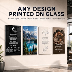 Op de afbeelding: Vier rechthoekige glazen wandkunstpanelen aan een muur. De tekst luidt ANY DESIGN PRINTED ON GLASS, Business Logos, Mission & Vision, Photo / Artwork Prints, Personal Messages. Elk paneel bevat verschillende ontwerpen, waaronder tekst, landschappen en foto's.