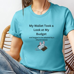 Church Mouse: Camiseta de humor financeiro, camiseta com ditados espirituosos sobre problemas financeiros, camiseta engraçada sobre a vida quebrada, presentes engraçados para contadores e amantes de animais