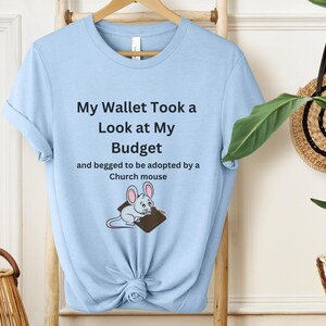 Church Mouse: Camiseta de humor financeiro, camiseta com ditados espirituosos sobre problemas financeiros, camiseta engraçada sobre a vida quebrada, presentes engraçados para contadores e amantes de animais