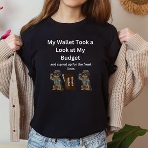 Carteira privada: camiseta de humor financeiro, camiseta com ditados espirituosos sobre problemas financeiros, camiseta engraçada sobre vida quebrada, gráficos de cachorro soldado, presentes engraçados para contadores
