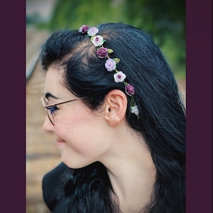 Aseksuele Pride-vlagkleuren Rose Flower Crown, aseksuele Pride bloemenhoofdband, aseksuele Pride-bloemhoofdband, gemodelleerd door Ella