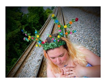 Corona floral con astas de ciervo, diadema floral con astas de ciervo, diadema floral con astas de ciervo, diseñada por Abbie Lee