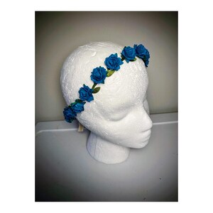 Corona de rosas azules delicadas, corona de flores azules, corona floral azul, diadema floral azul, corona de flores bohemia azul