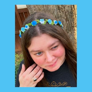Corona de flores azul celeste delicada, corona de flores azules, diadema floral azul, diadema de flores azules, modelada por Julia