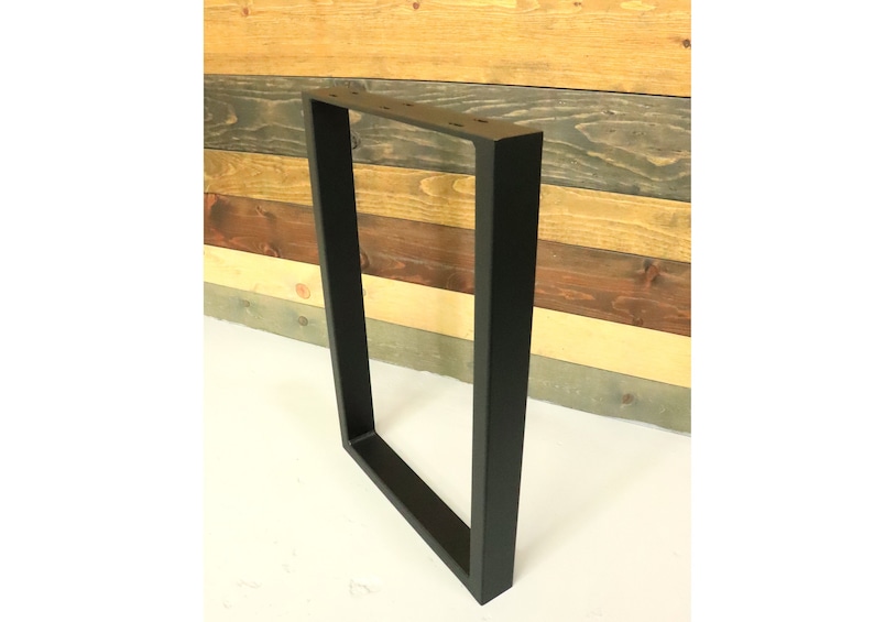 Op de afbeelding: Zwarte metalen tafelpoten met een vierkant frame. De poten zijn gemaakt van stevig metaal en hebben een zwarte poedercoating.