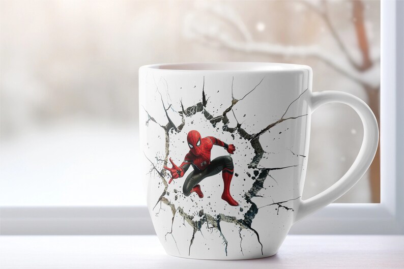 Puede incluir: Taza de cer&aacute;mica blanca con un gr&aacute;fico de Spider-Man rompiendo una pared agrietada. La taza tiene un asa negra.