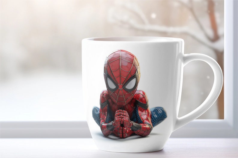 K&ouml;nnte beinhalten: Wei&szlig;e Keramiktasse mit einer detaillierten Illustration von Spider-Man in einer sitzenden, meditativen Pose. Der Superheld ist in seinem klassischen rot-blauen Anzug dargestellt, die H&auml;nde gefaltet. Die Tasse hat einen gebogenen Griff.