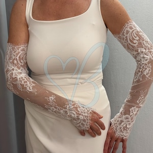 Chantilly lace wedding sleeves, Off-White Bridal sleeves, Long Fingerless gloves for wedding, Long lace wedding sleeves, Chantilly gloves