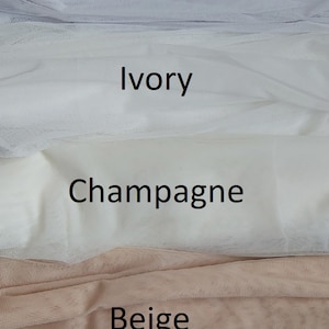 K&ouml;nnte beinhalten: Vier Stoffproben aus T&uuml;ll in verschiedenen Farben: Wei&szlig;, Elfenbein, Champagner und Beige.