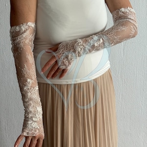 Chantilly Lace Wedding Gloves, Ivory Lace Fingerless Wedding Sleeves, Bicep Lace Gloves Fingerless, Personalized bridal gloves for wedding