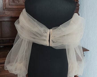 Guantes de novia sin dedos con mangas de tul abullonadas y hombros descubiertos