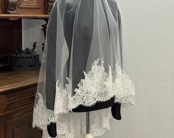 Fingertip Wedding Veil,Ivory Lace Short 2-Tier Bridal Veils with Comb, Classic Bridal Accessories