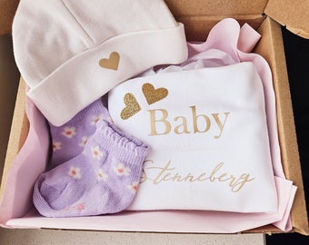 Gepersonaliseerde handgemaakte babygeschenkdoos, perfect voor babyborrels. verschillende maten pasgeboren een jaar oud, 100% katoen, sokken, knus rompertje, muts, bod