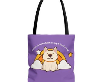 Könnte beinhalten: Lila Tragetasche mit schwarzen Henkeln. Die Tasche zeigt ein Cartoon-Hund-Design mit Regenbogen, Wolken und Sternen. Der Text auf der Tasche lautet: "I want to come back as my friend's dog."