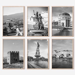 Könnte beinhalten: Sechs Schwarzweißfotos von verschiedenen Sehenswürdigkeiten in Skopje, Mazedonien. Die Fotos zeigen eine Statue eines Kriegers zu Pferd, eine Brücke über einen Fluss, ein Gebäude mit einer Kuppel, einen Brunnen mit einer Statue, eine Festung und eine weitere Brücke über einen Fluss.