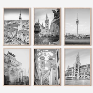 Pode incluir: Um conjunto de seis fotografias a preto e branco que mostram vários marcos de Munique, Alemanha. As fotos incluem a Frauenkirche, a Residenz de Munique, o Deutsches Museum, o Hofbräuhaus, a Marienplatz e a Torre Olímpica.