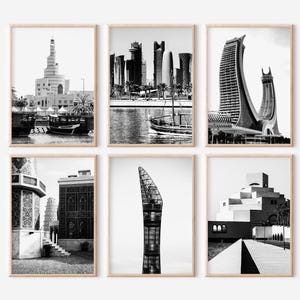 Puede incluir: Seis impresiones artísticas en blanco y negro enmarcadas que representan arquitecturas. Las impresiones presentan varios edificios y estructuras, incluyendo una mezquita, rascacielos y arquitectura moderna. Las impresiones se muestran en marcos de madera de color claro.