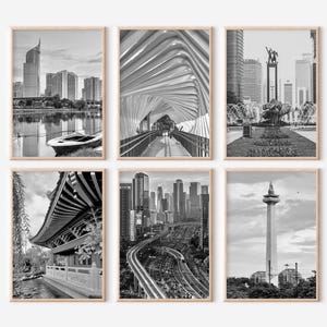 Puede incluir: Seis fotografías en blanco y negro enmarcadas de paisajes urbanos. Las imágenes muestran arquitectura moderna, puentes y monumentos. Las fotografías se presentan en marcos de madera, ideales para la decoración de paredes.