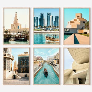 Puede incluir: Seis impresiones artísticas enmarcadas que presentan escenas arquitectónicas. Las impresiones muestran edificios, barcos y paisajes urbanos con un enfoque en la arquitectura de Oriente Medio. La paleta de colores incluye tonos beige, azul y marrón.