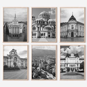 Puede incluir: Un conjunto de seis fotografías en blanco y negro de varios edificios en Sofía, Bulgaria. Las fotos muestran el edificio del Parlamento, la Catedral de Alexander Nevsky, el Teatro Nacional, la Biblioteca Nacional, la Galería Nacional de Arte y una vista panorámica de la ciudad.