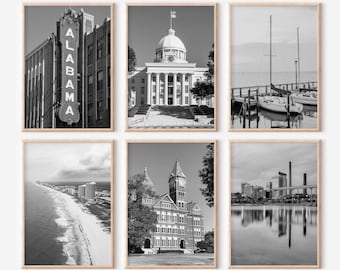 Puede incluir: Seis fotografías en blanco y negro enmarcadas de lugares emblemáticos de Alabama. Las imágenes incluyen un edificio con la palabra "ALABAMA", un edificio con cúpula, veleros en un muelle, una vista costera, una torre del reloj y un horizonte.